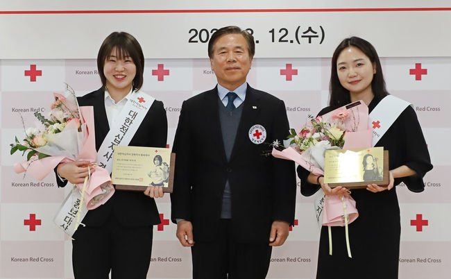 [사진] 왼쪽부터 허미미, 김재왕 대한적십자사 경북지사회장, 허아영 /대한적십자사