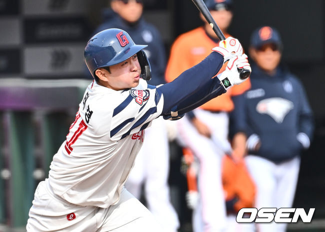 [OSEN=부산, 이석우 기자] 13일 부산 사직야구장에서 2025 신한 SOL 뱅크 KBO 리그 롯데 자이언츠와 한화 이글스의 시범경기가 열렸다. 홈팀 롯데는 데이비슨이 선발로 출전하고, 방문팀 한화는 류현진이 선발로 출전했다.롯데 자이언츠 이태경이 7회말 1사 우중간 안타를 치고 있다. 2025.03.13 / foto0307@osen.co.kr