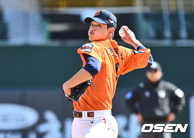 [OSEN=부산, 이석우 기자] 14일 부산 사직야구장에서 2025 신한 SOL 뱅크 KBO 리그 롯데 자이언츠와 한화 이글스의 시범경기가 열렸다. 홈팀 롯데는 박진이 선발로 출전하고, 방문팀 한화는 엄상백이 선발로 출전했다.한화 이글스 문동주가 역투하고 있다. 2025.03.14 / foto0307@osen.co.kr