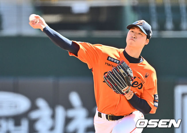 [OSEN=부산, 이석우 기자] 14일 부산 사직야구장에서 2025 신한 SOL 뱅크 KBO 리그 롯데 자이언츠와 한화 이글스의 시범경기가 열렸다. 홈팀 롯데는 박진이 선발로 출전하고, 방문팀 한화는 엄상백이 선발로 출전했다.한화 이글스 엄상백이 선발 투수 역투하고 있다. 2025.03.14 / foto0307@osen.co.kr