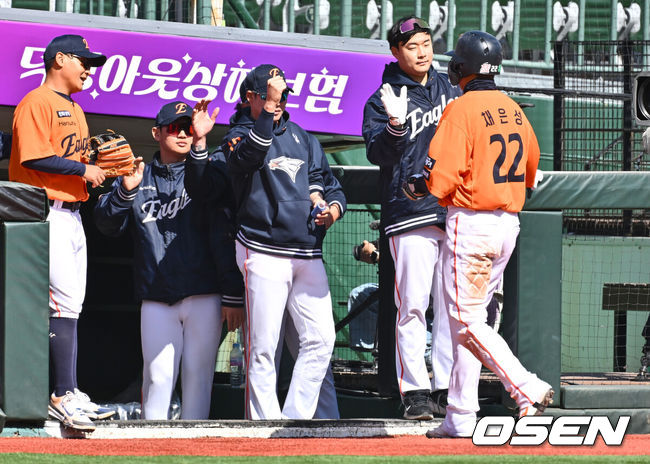 [OSEN=부산, 이석우 기자] 14일 부산 사직야구장에서 2025 신한 SOL 뱅크 KBO 리그 롯데 자이언츠와 한화 이글스의 시범경기가 열렸다. 홈팀 롯데는 박진이 선발로 출전하고, 방문팀 한화는 엄상백이 선발로 출전했다.한화 이글스 채은성이 6회초 1사 1루 1타점 좌중간 2루타를 치고 교체되며 하이파이브를 하고 있다. 2025.03.14 / foto0307@osen.co.kr