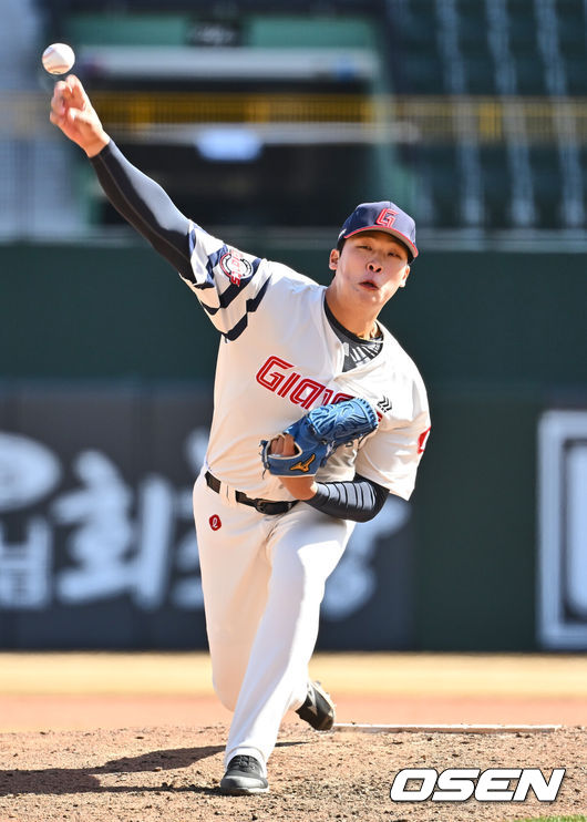 [OSEN=부산, 이석우 기자] 14일 부산 사직야구장에서 2025 신한 SOL 뱅크 KBO 리그 롯데 자이언츠와 한화 이글스의 시범경기가 열렸다. 홈팀 롯데는 박진이 선발로 출전하고, 방문팀 한화는 엄상백이 선발로 출전했다.롯데 자이언츠 이민석이 역투하고 있다. 2025.03.14 / foto0307@osen.co.kr