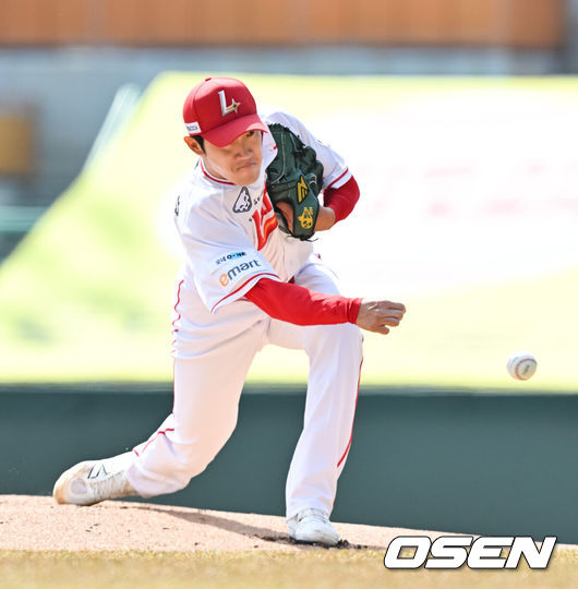 [OSEN=인천, 박준형 기자] 14일 오후 인천 SSG랜더스필드에서 ‘2025 신한 SOL Bank KBO리그’ SSG 랜더스와 키움 히어로즈의 시범경기가 열렸다.홈팀 SSG은 박종훈을 키움은 김서준을 선발투수로 내세웠다.,1회초 SSG 선발투수 박종훈이 역투하고 있다.     2025.03.14 / soul1014@osen.co.kr