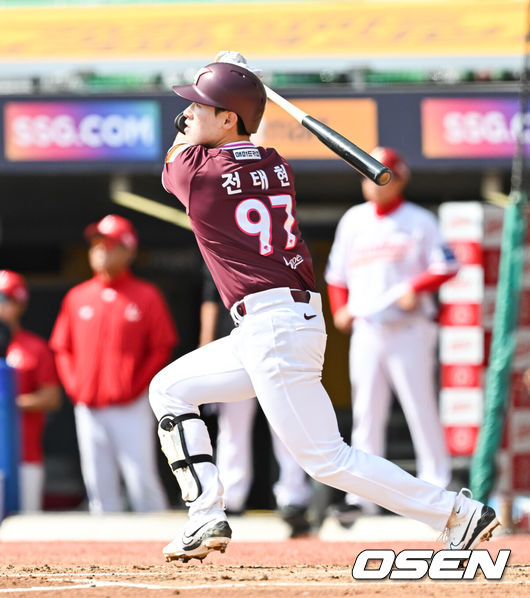 [OSEN=인천, 박준형 기자] 14일 오후 인천 SSG랜더스필드에서 ‘2025 신한 SOL Bank KBO리그’ SSG 랜더스와 키움 히어로즈의 시범경기가 열렸다.홈팀 SSG은 박종훈을 키움은 김서준을 선발투수로 내세웠다.,2회초 2사 1루 키움 전태현이 동점 2점 홈런을 날리고 있다.    2025.03.14 / soul1014@osen.co.kr