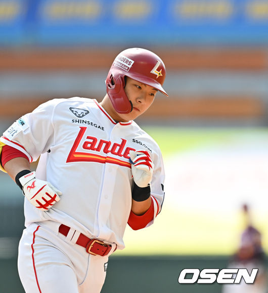 [OSEN=인천, 박준형 기자] 14일 오후 인천 SSG랜더스필드에서 ‘2025 신한 SOL Bank KBO리그’ SSG 랜더스와 키움 히어로즈의 시범경기가 열렸다.홈팀 SSG은 박종훈을 키움은 김서준을 선발투수로 내세웠다.,4회말 SSG 최준우가 솔로포를 날리고 베이스를 돌고 있다.  2025.03.14 / soul1014@osen.co.kr