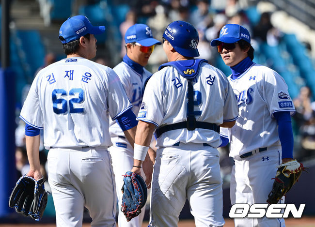 [OSEN=대구, 김성락 기자] 14일 오후 대구 삼성라이온즈파크에  2025 신한 SOL뱅크 KBO 리그 시범경기 삼성 라이온즈와 LG 트윈스의 경기가 열렸다.이날 경기는 삼성 라이온즈가 LG 트윈스를 상대로 5-3 승리를 거뒀다.경기 종료 후 삼성 선수들이 기쁨을 나누고 있다. 2025.03.14 / ksl0919@osen.co.kr