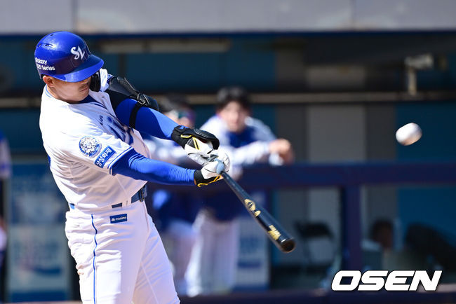 [OSEN=대구, 김성락 기자] 14일 오후 대구 삼성라이온즈파크에  2025 신한 SOL뱅크 KBO 리그 시범경기 삼성 라이온즈와 LG 트윈스의 경기가 열렸다.KBO리그 10개 구단은 오는 18일까지 시범경기 10경기를 소화한다. 2025시즌 개막전은 오는 22일 개최된다. 개막전 매치업은 LG-롯데(서울 잠실구장), KIA-NC(광주-기아챔피언스필드), SSG-두산(인천 SSG랜더스필드), KT-한화(수원 KT위즈파크), 삼성-키움(대구 삼성라이온즈파크)이다.4회말 삼성 전병우가 솔로 홈런을 날리고 있다. 2025.03.14 / ksl0919@osen.co.kr