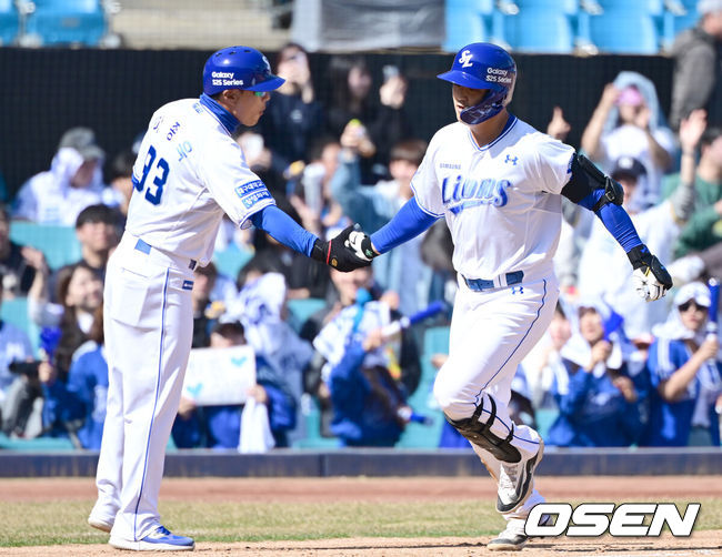 [OSEN=대구, 김성락 기자] 14일 오후 대구 삼성라이온즈파크에  2025 신한 SOL뱅크 KBO 리그 시범경기 삼성 라이온즈와 LG 트윈스의 경기가 열렸다.KBO리그 10개 구단은 오는 18일까지 시범경기 10경기를 소화한다. 2025시즌 개막전은 오는 22일 개최된다. 개막전 매치업은 LG-롯데(서울 잠실구장), KIA-NC(광주-기아챔피언스필드), SSG-두산(인천 SSG랜더스필드), KT-한화(수원 KT위즈파크), 삼성-키움(대구 삼성라이온즈파크)이다.4회말 삼성 전병우가 솔로 홈런을 날린 뒤 이종욱 코치와 기쁨을 나누고 있다. 2025.03.14 / ksl0919@osen.co.kr