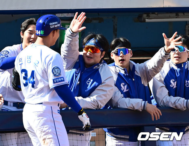 [OSEN=대구, 김성락 기자] 14일 오후 대구 삼성라이온즈파크에  2025 신한 SOL뱅크 KBO 리그 시범경기 삼성 라이온즈와 LG 트윈스의 경기가 열렸다.KBO리그 10개 구단은 오는 18일까지 시범경기 10경기를 소화한다. 2025시즌 개막전은 오는 22일 개최된다. 개막전 매치업은 LG-롯데(서울 잠실구장), KIA-NC(광주-기아챔피언스필드), SSG-두산(인천 SSG랜더스필드), KT-한화(수원 KT위즈파크), 삼성-키움(대구 삼성라이온즈파크)이다.6회말 1사 삼성 전병우가 솔로 홈런을 날린 뒤 더그아웃에서 동료 선수들과 기쁨을 나누고 있다. 2025.03.14 / ksl0919@osen.co.kr
