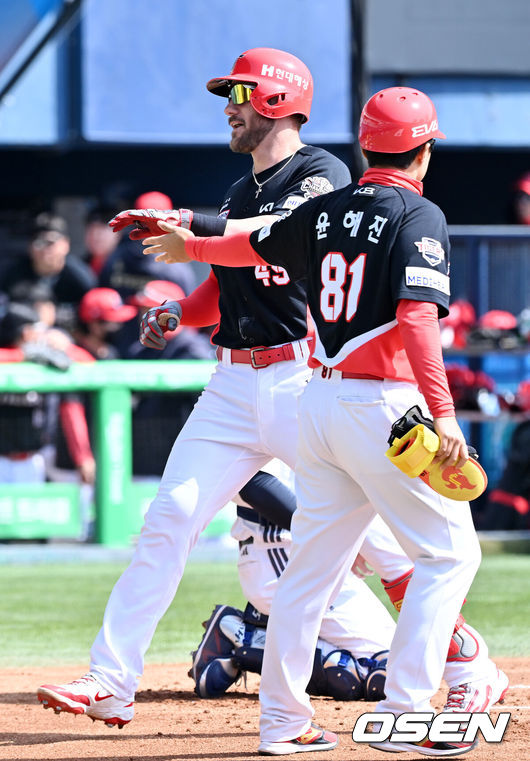 [OSEN=잠실, 민경훈 기자] 14일 오후 서울 잠실야구장에서 2025 신한 SOL뱅크 KBO 리그 시범경기 두산 베어스와 KIA 타이거즈의 경기가 열렸다.KBO리그 10개 구단은 오는 18일까지 시범경기 10경기를 소화한다. 2025시즌 개막전은 오는 22일 개최된다.1회초 1사 주자 3루 KIA 위즈덤이 좌월 투런 홈런을 때린 후 홈을 밟고 있다. 2025.03.14 / rumi@osen.co.kr