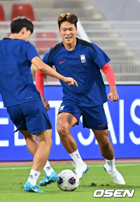 [OSEN=무스카트(오만) 민경훈 기자] 홍명보 감독이 이끄는 대한민국 축구대표팀 이 9일(현지시간) 오만 무스카트 술탄 카부스 종합운동장에서 공식 훈련을 가졌다.대한민국 축구대표팀은 오는 10일 이 경기장에서 오만과 2026 국제축구연맹(FIFA) 북중미 월드컵 아시아지역 3차 예선 B조 조별리그 2차전을 갖는다.대한민국 축구대표팀 김영권이 그라운드 위에서 훈련을 하고 있다. 2024.09.09 / rumi@osen.co.kr