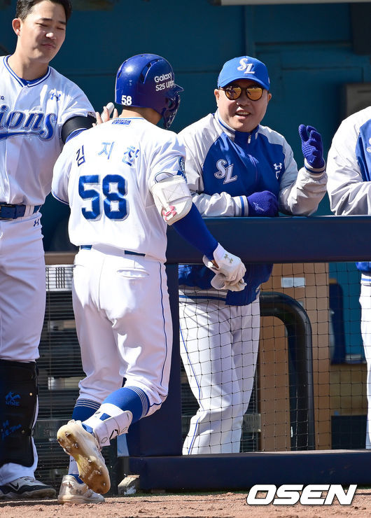 [OSEN=대구, 김성락 기자] 14일 오후 대구 삼성라이온즈파크에  2025 신한 SOL뱅크 KBO 리그 시범경기 삼성 라이온즈와 LG 트윈스의 경기가 열렸다.KBO리그 10개 구단은 오는 18일까지 시범경기 10경기를 소화한다. 2025시즌 개막전은 오는 22일 개최된다. 개막전 매치업은 LG-롯데(서울 잠실구장), KIA-NC(광주-기아챔피언스필드), SSG-두산(인천 SSG랜더스필드), KT-한화(수원 KT위즈파크), 삼성-키움(대구 삼성라이온즈파크)이다.3회말 삼성 김지찬이 솔로 홈런을 날린 뒤 박진만 감독과 기쁨을 나누고 있다. 2025.03.14 / ksl0919@osen.co.kr