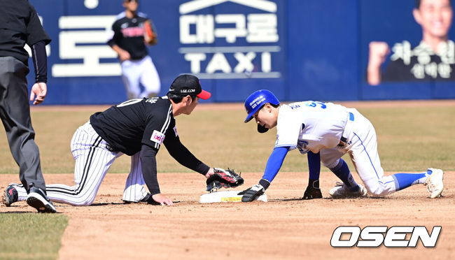 [OSEN=대구, 김성락 기자] 14일 오후 대구 삼성라이온즈파크에  2025 신한 SOL뱅크 KBO 리그 시범경기 삼성 라이온즈와 LG 트윈스의 경기가 열렸다.KBO리그 10개 구단은 오는 18일까지 시범경기 10경기를 소화한다. 2025시즌 개막전은 오는 22일 개최된다. 개막전 매치업은 LG-롯데(서울 잠실구장), KIA-NC(광주-기아챔피언스필드), SSG-두산(인천 SSG랜더스필드), KT-한화(수원 KT위즈파크), 삼성-키움(대구 삼성라이온즈파크)이다.1회말 무사 1루 LG 이지강의 폭투 때 1루주자 김지찬이 2루로 내달려 세이프되고 있다. 2025.03.14 / ksl0919@osen.co.kr