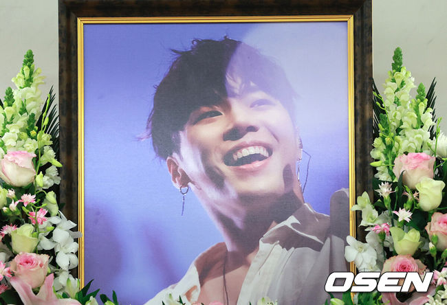 [OSEN=사진팀] 14일서울 강남구 서울삼성병원 장례식장에 故휘성의 빈소가 마련됐다.故 휘성은 지난 10일 오후 서울 광진구에 위치한 한 아파트에서 심정지 상태로 발견됐다. 향년 43세.경찰은 외부 침입 흔적이나 타살 정황 등 범죄 혐의점은 발견되지 않았다고 보고 국과수에 부검을 의뢰했고, 국과수는 부검 결과 '사인 미상'이라는 1차 구두소견을 서울 광진경찰서에 전달한 것으로 알려졌다. 2025.03.14 /photo@osen.co.kr<사진=사진공동취재단>