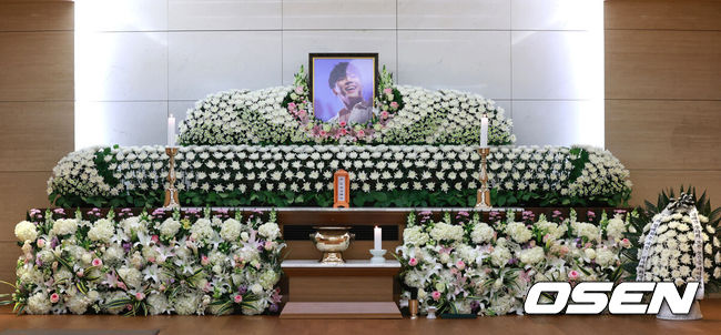 [OSEN=사진팀] 14일서울 강남구 서울삼성병원 장례식장에 故휘성의 빈소가 마련됐다.故 휘성은 지난 10일 오후 서울 광진구에 위치한 한 아파트에서 심정지 상태로 발견됐다. 향년 43세.경찰은 외부 침입 흔적이나 타살 정황 등 범죄 혐의점은 발견되지 않았다고 보고 국과수에 부검을 의뢰했고, 국과수는 부검 결과 '사인 미상'이라는 1차 구두소견을 서울 광진경찰서에 전달한 것으로 알려졌다. 2025.03.14 /photo@osen.co.kr<사진=사진공동취재단>