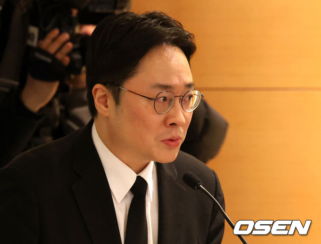 [OSEN=이대선 기자] 16일오전 서울 강남구 삼성서울병원 장례식장에서 故 휘성의 영결식이 진행됐다.휘성은 지난 10일 자택에서 숨진 채 발견됐다. 향년 43세. 정확한 사인은 아직까지 알려지지 않았다. 국립과학수사연구원이 1차 검사에서 구두로 '사인 미상'이라고 소견을 밝힌상태다.휘성은 지난 2002년 정규 1집 'Like A Movie'로 데뷔해 '안되나요', '전할 수 없는 이야기', 'With Me', ‘다시 만난 날’, ‘일년이면’, I’m Missing You', '결혼까지 생각했어', ‘가슴 시린 이야기’, ‘너라는 명작', '불치병', '주르륵', '사랑은 맛있다’ 등 수많은 명곡을 발표했다.故 휘성의 동생 최혁성 씨가 상주 인사를 하고 있다. 2025.03.16 /sunday@osen.co.kr
