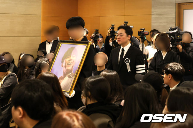 [OSEN=이대선 기자] 16일오전 서울 강남구 삼성서울병원 장례식장에서 故 휘성의 영결식이 진행됐다.휘성은 지난 10일 자택에서 숨진 채 발견됐다. 향년 43세. 정확한 사인은 아직까지 알려지지 않았다. 국립과학수사연구원이 1차 검사에서 구두로 '사인 미상'이라고 소견을 밝힌상태다.휘성은 지난 2002년 정규 1집 'Like A Movie'로 데뷔해 '안되나요', '전할 수 없는 이야기', 'With Me', ‘다시 만난 날’, ‘일년이면’, I’m Missing You', '결혼까지 생각했어', ‘가슴 시린 이야기’, ‘너라는 명작', '불치병', '주르륵', '사랑은 맛있다’ 등 수많은 명곡을 발표했다.故 휘성의 유족이 영결식장으로 입장하고 있다. 2025.03.16 /sunday@osen.co.kr