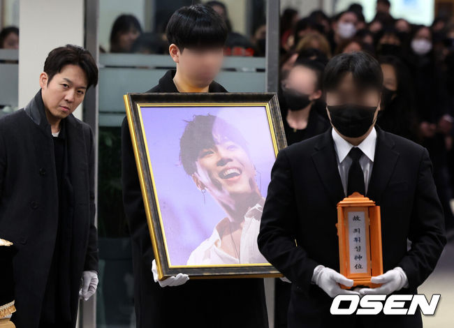 [OSEN=이대선 기자] 16일오전 서울 강남구 삼성서울병원 장례식장에서 故 휘성의 영결식이 진행됐다.휘성은 지난 10일 자택에서 숨진 채 발견됐다. 향년 43세. 정확한 사인은 아직까지 알려지지 않았다. 국립과학수사연구원이 1차 검사에서 구두로 '사인 미상'이라고 소견을 밝힌상태다.휘성은 지난 2002년 정규 1집 'Like A Movie'로 데뷔해 '안되나요', '전할 수 없는 이야기', 'With Me', ‘다시 만난 날’, ‘일년이면’, I’m Missing You', '결혼까지 생각했어', ‘가슴 시린 이야기’, ‘너라는 명작', '불치병', '주르륵', '사랑은 맛있다’ 등 수많은 명곡을 발표했다.故 휘성의 발인식이 엄수되고 있다. 2025.03.16 /sunday@osen.co.kr