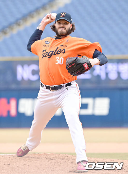 [OSEN=창원, 김성락 기자] 16일 오후 경남 창원NC파크에서  2025 신한 SOL뱅크 KBO 리그 NC 다이노스와 한화 이글스의 시범 경기가 열렸다. KBO리그 10개 구단은 오는 18일까지 시범경기 10경기를 소화한다. 2025시즌 개막전은 오는 22일 개최된다. 개막전 매치업은 LG-롯데(서울 잠실구장), KIA-NC(광주-기아챔피언스필드), SSG-두산(인천 SSG랜더스필드), KT-한화(수원 KT위즈파크), 삼성-키움(대구 삼성라이온즈파크)이다.1회말 한화 선발 폰세가 마운드에 올라 힘차게 공을 뿌리고 있다. 2025.03.16 / ksl0919@osen.co.kr