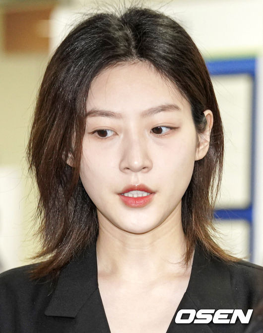 [OSEN=민경훈 기자] 도로교통법 위반(음주운전) 등 혐의로 기소된 배우 김새론이 5일 오전 서울 서초구 서울중앙지방법원에서 열린 1심 선고를 위해 출석하고 있다.김새론은 지난해 5월 서울 강남구 청담동에서 음주 운전을 하다 가드레일과 가로수, 변압기를 여러 차례 들이받는 사고를 냈다. 2023.04.05 /rumi@osen.co.kr