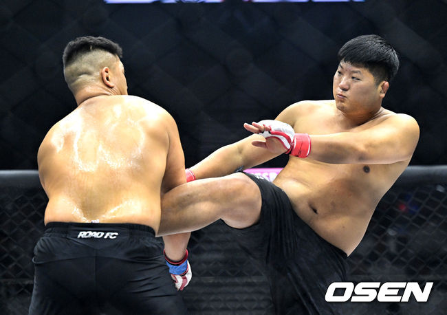[OSEN=장충, 이대선 기자] -120kg 헤비급 권아솔과 세키노 타이세이가 경기를 펼치고 있다. 2025.03.16 /sunday@osen.co.kr