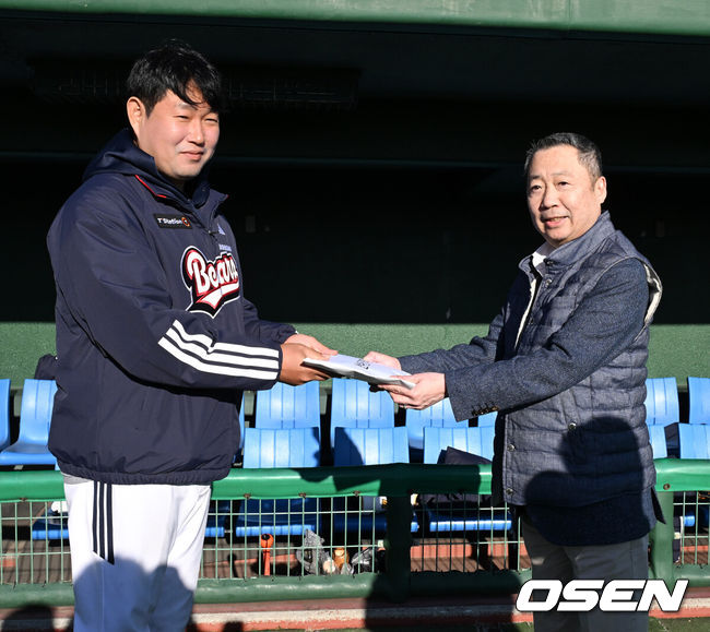 [OSEN=미야자키(일본), 지형준 기자] 프로야구 두산 베어스 구단주인 박정원 두산그룹 회장이 26일 일본프로야구 세이부 라이온스와의 구춘대회 첫 경기가 열린 일본 미야자키 선마린 스타디움을 방문해 경기를 끝까지 관전했다. 경기 후 이승엽 감독 이하 코칭스태프 및 선수단과 차례로 악수하며 격려했고, 주장 양의지에게 격려금도 전달했다. 박정원 구단주는 선수단을 향해 “4위, 5위 하려고 야구를 하는 것이 아니다. 열정을 갖고 최선을 다해서 베어스다운 야구로 팬들에게 보답해주길 바란다”라고 강력한 메시지를 전했다.  2025.02.26 /jpnews@osen.co.kr