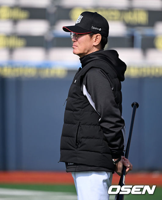 [OSEN=수원, 지형준 기자] 11일 오후 수원KT위즈파크에서 2025 신한 SOL뱅크 KBO 리그 시범경기 KT 위즈와 키움 히어로즈의 경기가 열렸다.KBO리그 10개 구단은 오는 18일까지 시범경기 10경기를 소화한다. 2025시즌 개막전은 오는 22일 개최된다. 개막전 매치업은 LG-롯데(서울 잠실구장), KIA-NC(광주-기아챔피언스필드), SSG-두산(인천 SSG랜더스필드), KT-한화(수원 KT위즈파크), 삼성-키움(대구 삼성라이온즈파크)이다.KT 이강철 감독이 훈련을 지켜보고 있다. 2025.03.11 / jpnews@osen.co.kr