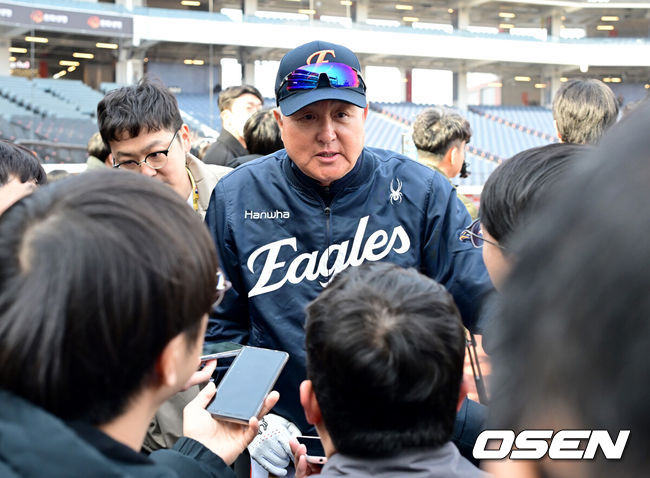 [OSEN=대전, 김성락 기자] 17일 오후 대전 중구 대전한화생명볼파크에서  2025 신한 SOL뱅크 KBO 리그 한화 이글스와 삼성 라이온즈의 시범 경기가 열렸다. KBO리그 10개 구단은 오는 18일까지 시범경기 10경기를 소화한다. 2025시즌 개막전은 오는 22일 개최된다. 개막전 매치업은 LG-롯데(서울 잠실구장), KIA-NC(광주-기아챔피언스필드), SSG-두산(인천 SSG랜더스필드), KT-한화(수원 KT위즈파크), 삼성-키움(대구 삼성라이온즈파크)이다.경기 시작에 앞서 한화 김경문 감독이 취재진과 인터뷰를 진행하고 있다. 2025.03.17 / ksl0919@osen.co.kr