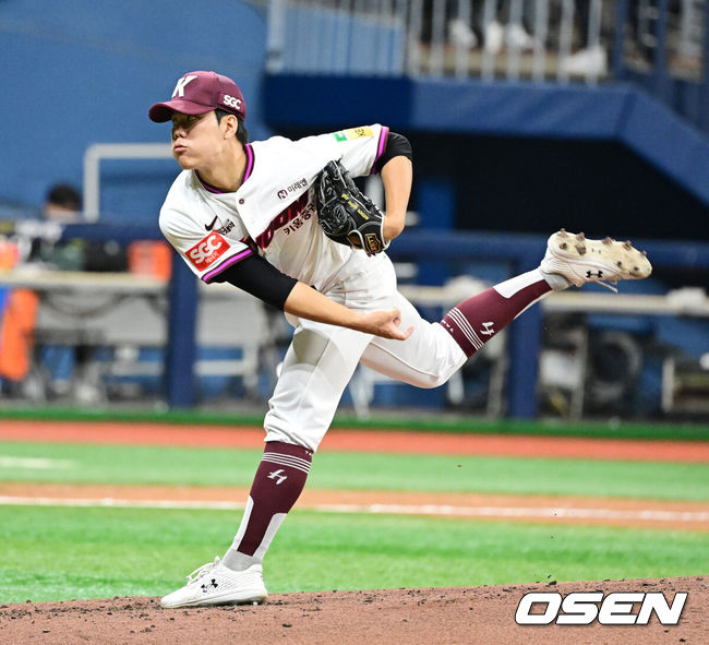 [OSEN=고척, 지형준 기자] 17일 서울 고척스카이돔에서 2025 신한 SOL 뱅크 KBO 리그 키움 히어로즈와 롯데 자이언츠의 시범경기가 열렸다. KBO리그 10개 구단은 오는 18일까지 시범경기 10경기를 소화한다. 2025시즌 개막전은 오는 22일 개최된다. 개막전 매치업은 LG-롯데(서울 잠실구장), KIA-NC(광주-기아챔피언스필드), SSG-두산(인천 SSG랜더스필드), KT-한화(수원 KT위즈파크), 삼성-키움(대구 삼성라이온즈파크)이다.3회초 키움 김윤하가 역투하고 있다. 2025.03.17 / jpnews@osen.co.kr