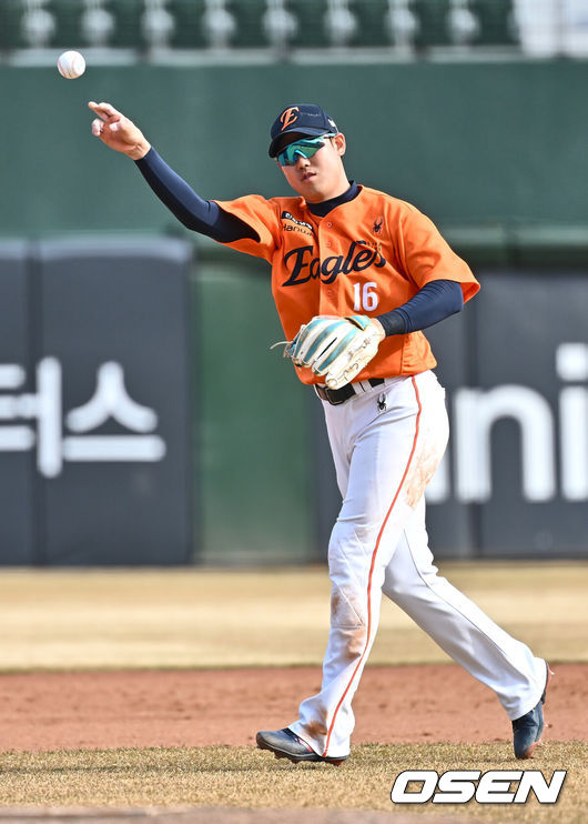 [OSEN=부산, 이석우 기자] 13일 부산 사직야구장에서 2025 신한 SOL 뱅크 KBO 리그 롯데 자이언츠와 한화 이글스의 시범경기가 열렸다. 한화 하주석이 8회말 1사 1,2루 롯데 자이언츠 정훈의 안타성 타구 잡아 병살 처리하고 볼을 돌리고 있다. 2025.03.13 / foto0307@osen.co.kr