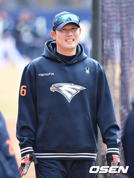 [OSEN=창원, 김성락 기자] 16일 오후 경남 창원NC파크에서  2025 신한 SOL뱅크 KBO 리그 NC 다이노스와 한화 이글스의 시범 경기가 열렸다. 경기 시작에 앞서 한화 하주석이 미소짓고 있다. 2025.03.16 / ksl0919@osen.co.kr