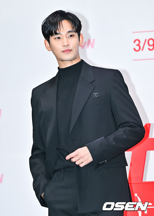 [OSEN=박준형 기자]  7일 서울 라마다서울 신도림 호텔그랜드볼룸홀에서 tvN 새 토일드라마 ‘눈물의 여왕’(극본 박지은/ 연출 장영우, 김희원/ 제작 스튜디오드래곤, 문화창고, 쇼러너스) 제작발표회가 진행됐다.<br /><br />퀸즈 그룹 재벌 3세이자 백화점의 여왕 홍해인(김지원 분)과 용두리 이장 아들이자 슈퍼마켓 왕자 백현우(김수현 분), 3년 차 부부의 아찔한 위기와 기적처럼 다시 시작되는 사랑 이야기를 담은 tvN 새 토일드라마 ‘눈물의 여왕’은 오는 9일 토요일 오후 9시 10분에 첫 방송된다.<br /><br />배우 김수현이 포즈를 취하고 있다.  2024.03.07 / soul1014@osen.co.kr