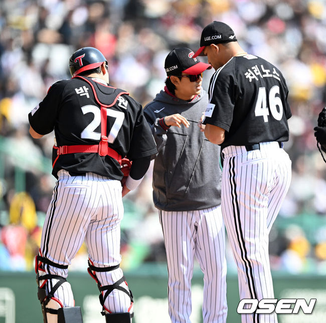 [OSEN=인천, 이대선 기자] 15일 오후 인천 SSG랜더스필드에서  2025 신한 SOL뱅크 KBO 리그 시범경기 SSG 랜더스와 LG 트윈스의 경기가 열렸다.SSG은 숀 앤더슨, LG는 요니 치리노스를 선발 투수로 내세웠다.2회초 1사 3루에서 LG 치리노스가 마운드를 방문한 박동원과 이야기를 나누고 있다. 2025.03.15 /sunday@osen.co.kr