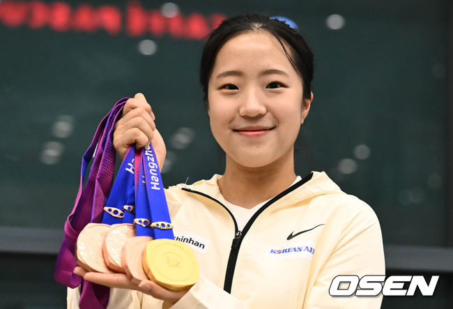 [OSEN=인천공항, 조은정 기자] 2022 항저우 아시안게임 탁구 여자 복식에서 금메달을 딴 신유빈 8일 인천국제공항을 통해 귀국했다.신유빈은 아시안게임에 이어 7일 중국 간쑤성 란저우시에서 열릴 예정이던 월드테이블테니스(WTT) 컨텐더 란저우 2023 여자 복식 결승전을 허리 통증으로 기권했다.신유빈이 메달을 들고 포즈를 취하고 있다. 2023.10.08 /cej@osen.co.kr