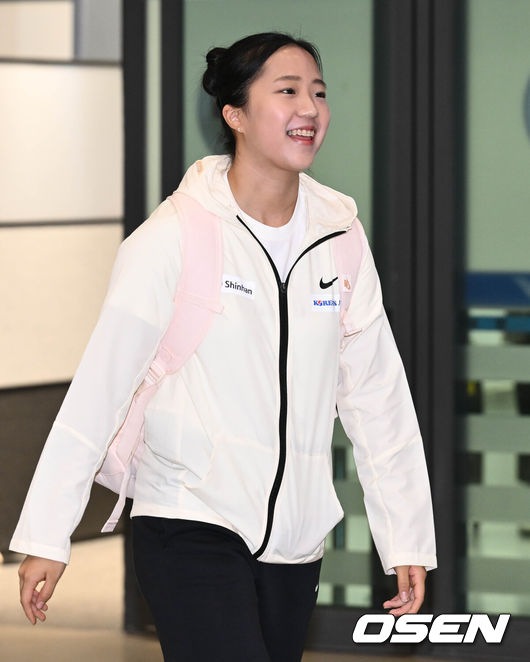 [OSEN=인천공항, 조은정 기자] 2022 항저우 아시안게임 탁구 여자 복식에서 금메달을 딴 신유빈 8일 인천국제공항을 통해 귀국했다.신유빈은 아시안게임에 이어 7일 중국 간쑤성 란저우시에서 열릴 예정이던 월드테이블테니스(WTT) 컨텐더 란저우 2023 여자 복식 결승전을 허리 통증으로 기권했다.신유빈이 입국장을 나서고 있다. 2023.10.08 /cej@osen.co.kr