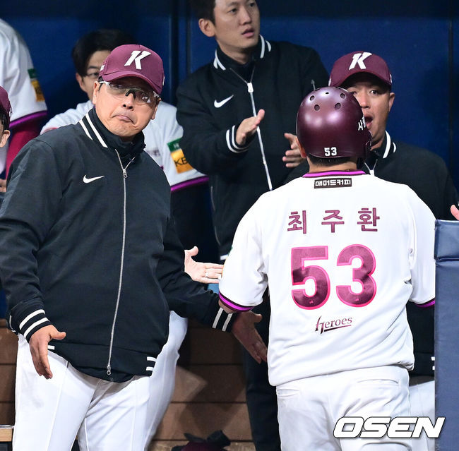 [OSEN=고척, 최규한 기자] 18일 오후 서울 고척스카이돔에서 ‘2025 신한 SOL Bank KBO리그’ 시범경기 키움 히어로즈와 롯데 자이언츠의 경기가 열렸다.홈팀 키움은 정현우, 방문팀 롯데는 나균안을 선발투수로 내세웠다.2회말 2사 2루 상황 키움 김재현의 동점 1타점 적시타 때 홈을 밟은 최주환이 홍원기 감독과 인사를 나누고 있다. 2025.03.18 / dreamer@osen.co.kr