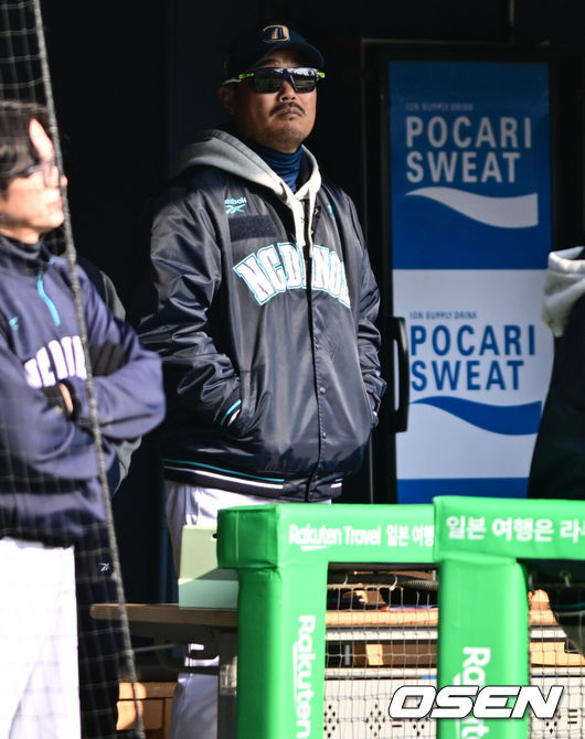 [OSEN=잠실, 조은정 기자] LG 트윈스는 17일 잠실구장에서 열린 NC 다이노스와의 시범경기에서 3-0 승리를 거뒀다. 반면 NC는 5연패의 늪에 빠졌다. NC 이호준 감독이 경기를 지켜보고 있다. 2024.03.17 /cej@osen.co.kr