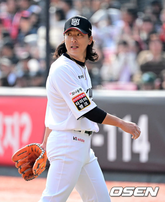 [OSEN=수원, 지형준 기자] 9일 오후 수원KT위즈파크에서  2025 신한 SOL뱅크 KBO 리그 시범경기 KT 위즈와 LG 트윈스의 경기가 열렸다.KBO리그 10개 구단은 오는 18일까지 시범경기 10경기를 소화한다. 2025시즌 개막전은 오는 22일 개최된다. 개막전 매치업은 LG-롯데(서울 잠실구장), KIA-NC(광주-기아챔피언스필드), SSG-두산(인천 SSG랜더스필드), KT-한화(수원 KT위즈파크), 삼성-키움(대구 삼성라이온즈파크)이다.4회초 수비를 마친 KT 최동환이 LG 더그아웃을 바라보고 있다. 2025.03.09 / jpnews@osen.co.kr