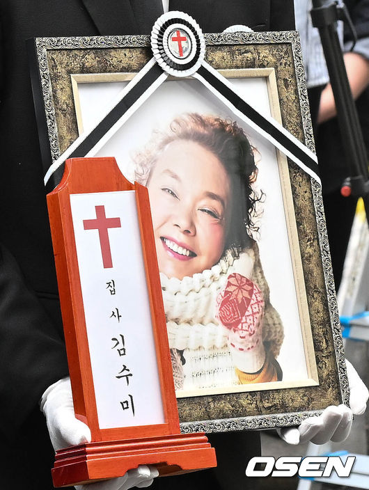 [OSEN=조은정 기자] 고(故) 김수미의 발인식이 27일 오전11시 서울 성동구 한양대병원 장례식장에 엄수됐다. 고인의 비보는 지난 25일에 전해졌다. 이날서울 서초경찰서에 따르면 故 김수미는 이날 오전 8시께 심정지가 발생해 서초구 가톨릭대학교 서울성모병원으로 이송됐으나 결국 사망 판정을 받았다.故 김수미의 영정과 운구가 운구차량으로 모셔지고 있다. 2024.10.27 /cej@osen.co.kr