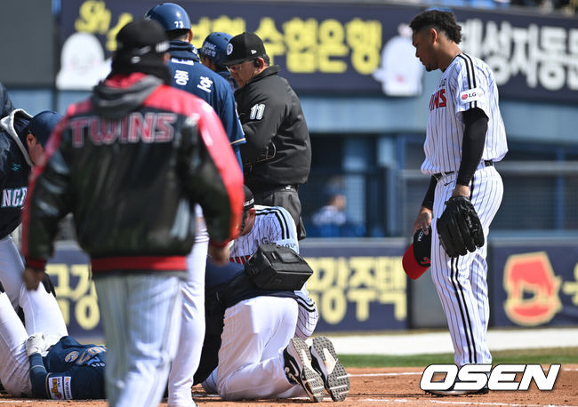 [OSEN=잠실, 조은정 기자]17일 오후 서울 잠실야구장에서 2025 신한 SOL뱅크 KBO 리그 시범경기 LG 트윈스와 NC 다이노스의 경기가 열렸다.홈팀 LG는 에르난데스를, 원정팀 NC는 김태경을 선발 투수로 내세웠다.3회초 2사 1루 NC 박민우가 LG 선발 에르난데스에게 헤드샷을 맞은 뒤 고통스러워하고 있다. 걱정스럽게 바라보는 에르난데스. 박민우는 서호철로 교체됐다. 2024.03.17 /cej@osen.co.kr