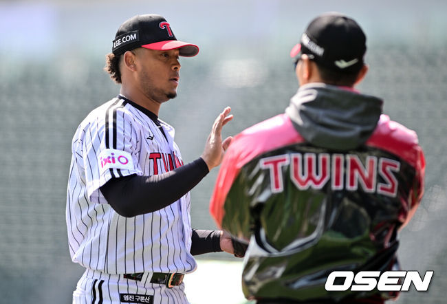 [OSEN=잠실, 조은정 기자]17일 오후 서울 잠실야구장에서 2025 신한 SOL뱅크 KBO 리그 시범경기 LG 트윈스와 NC 다이노스의 경기가 열렸다.홈팀 LG는 에르난데스를, 원정팀 NC는 김태경을 선발 투수로 내세웠다.1회초 이닝을 마친 LG 에르난데스가 더그아웃으로 향하고 있다. 2024.03.17 /cej@osen.co.kr