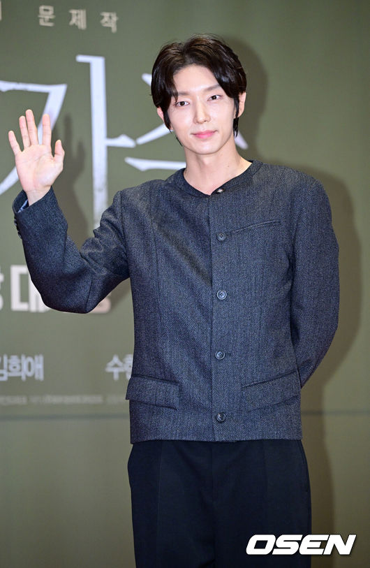 [OSEN=최규한 기자] 7일 오후 서울 삼성동 메가박스 코엑스에서 영화 ‘보통의 가족’ (감독 허진호) VIP 시사회가 열렸다.영화 ‘보통의 가족'은 각자의 신념을 가지고 살아가던 네 사람이 아이들의 범죄 현장이 담긴 CCTV를 보게 되면서 모든 것이 무너져가는 모습을 담은 이야기다.배우 이준기가 VIP 시사회에 참석해 포토타임을 하고 있다. 2024.10.07 / dreamer@osen.co.kr