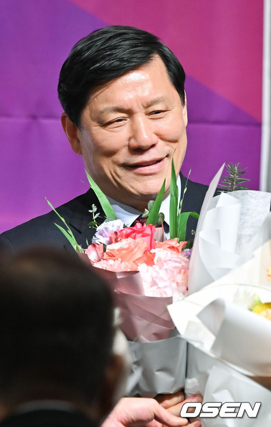 [OSEN=박준형 기자]  10일 오전 서울 청담동 리베라호텔에서 2024 뉴트리디데이 일구상 시상식이 진행됐다.이날 시상식은 2024시즌 KBO리그를 지배했던 김도영(KIA 타이거즈)과 공동 다승왕 원태인(삼성 라이온즈)이 2024 뉴트리디데이 일구상 최고 타자와 최고 투수 부문 수상자로 선정됐다. KBO 허구연 총재가 일구대상을 수상한뒤 미소 짓고 있다.   2024.12.10 / soul1014@osen.co.kr
