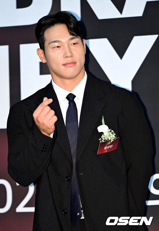 [OSEN=최규한 기자] 7일 오전 서울 장충동 신라호텔에서 ‘2023 올해의 브랜드 대상’ 시상식이 열렸다.전 스켈레톤 선수 윤성빈이 행사에 참석해 포즈를 취하고 있다. 2023.09.07 / dreamer@osen.co.kr