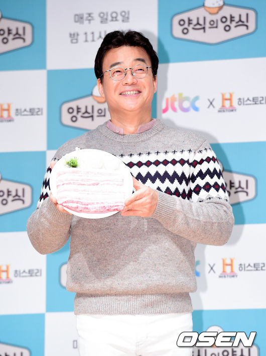 [OSEN=지형준 기자] 29일 오전 서울 상암동 JTBC에서 신개념 푸드 블록버스터 '양식의 양식‘ 제작발표회가 열렸다.백종원이 포토타임을 하고 있다. /jpnews@osen.co.kr