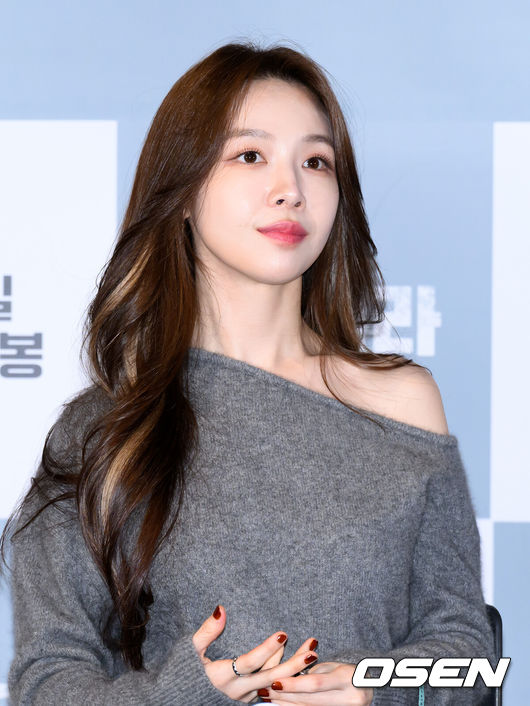 [OSEN=이대선 기자] 27일 오후 서울 CGV 용산아이파크몰에서 영화 '원정빌라' 언론시사회가 열렸다.'원정빌라’는 사이비 종교에 빠진 빌라의 이웃들로부터 가족을 지키려는 청년의 이야기를 그린 영화로 12월 4일 개봉예정이다.배우 방민아가 취재진의 질문을 듣고 있다. 2024.11.27 /sunday@osen.co.kr