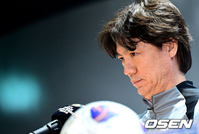 [OSEN=고양, 최규한 기자] 대한민국 남자축구대표팀이 오만과의 2026 국제축구연맹(FIFA) 북중미 월드컵 3차 예선을 하루 앞둔 19일 오후 경기도 고양종합운동장에서 공식 기자회견 및 훈련을 가졌다.한국은 현재 3차 예선에서 무패 행진을 이어가며 승점 14점(4승 2무)으로 B조 선두를 달리고 있다. 오는 20일 오후 8시 고양종합운동장에서 오만과 7차전을 치른 뒤, 25일 오후 8시에는 수원월드컵경기장에서 요르단과 8차전을 갖는다. 두 경기에서 승리를 거둘 경우, 남은 경기 결과와 관계없이 11회 연속 월드컵 본선 진출을 확정 짓게 된다.A대표팀 홍명보 감독이 생각에 잠겨 있다. 2025.03.19 / dreamer@osen.co.kr