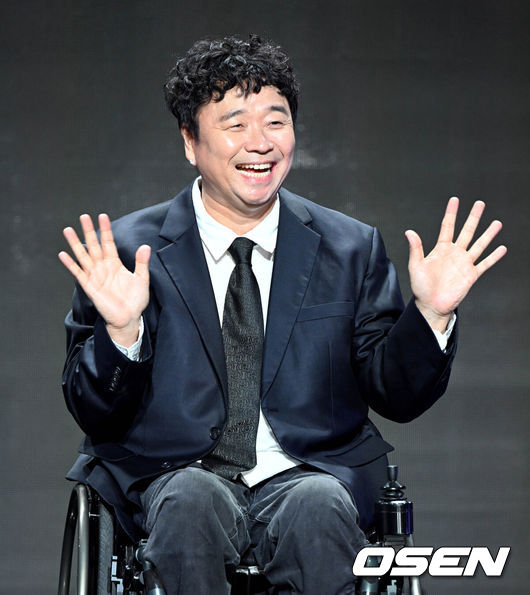 [OSEN=조은정 기자] 가수 강원래의 ‘메타버스 아바타 데뷔 쇼케이스’가 18일 오후 서울 강남구 일지아트홀에서 열렸다.강원래가 포즈를 취하고 있다. 2022.08.18 /cej@osen.co.kr