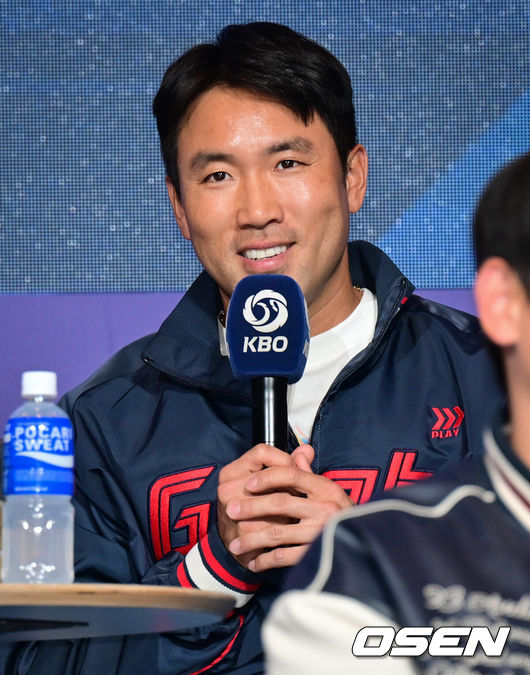 [OSEN=조은정 기자]’2025 신한 SOL Bank KBO 미디어데이 & 팬페스트’가 20일 서울 송파구 롯데호텔 월드에서 열렸다.  이번 행사에는 각 구단의 감독을 비롯해 KIA 나성범, 김도영, 삼성 구자욱, 강민호, LG 박해민, 홍창기, 두산 양의지, 김택연, KT 장성우, 강백호, SSG 김광현, 박성한, 롯데 전준우, 윤동희, 한화 채은성, 김서현, NC 박민우, 김형준, 키움 송성문, 이주형 등 KBO 리그 10개 구단 주장과 대표 선수가 참석한다.롯데 전준우가 인터뷰를 하고 있다. 2025.03.20 /cej@osen.co.kr