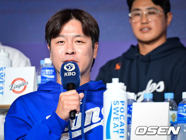 [OSEN=조은정 기자]’2025 신한 SOL Bank KBO 미디어데이 & 팬페스트’가 20일 서울 송파구 롯데호텔 월드에서 열렸다.  이번 행사에는 각 구단의 감독을 비롯해 KIA 나성범, 김도영, 삼성 구자욱, 강민호, LG 박해민, 홍창기, 두산 양의지, 김택연, KT 장성우, 강백호, SSG 김광현, 박성한, 롯데 전준우, 윤동희, 한화 채은성, 김서현, NC 박민우, 김형준, 키움 송성문, 이주형 등 KBO 리그 10개 구단 주장과 대표 선수가 참석한다.삼성 강민호가 인터뷰를 하고 있다. 2025.03.20 /cej@osen.co.kr